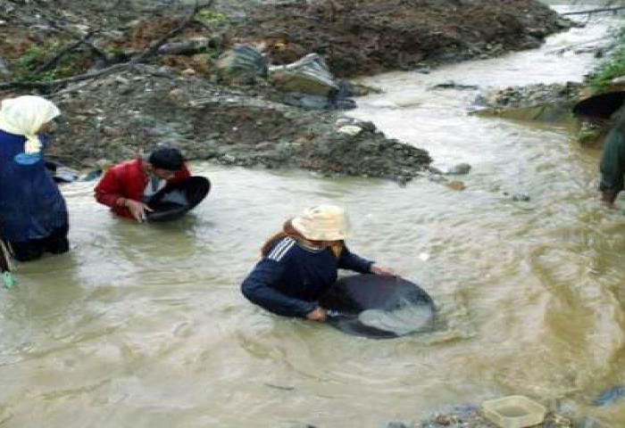 Warga Serbu Lokasi Penemuan Serbuk Emas